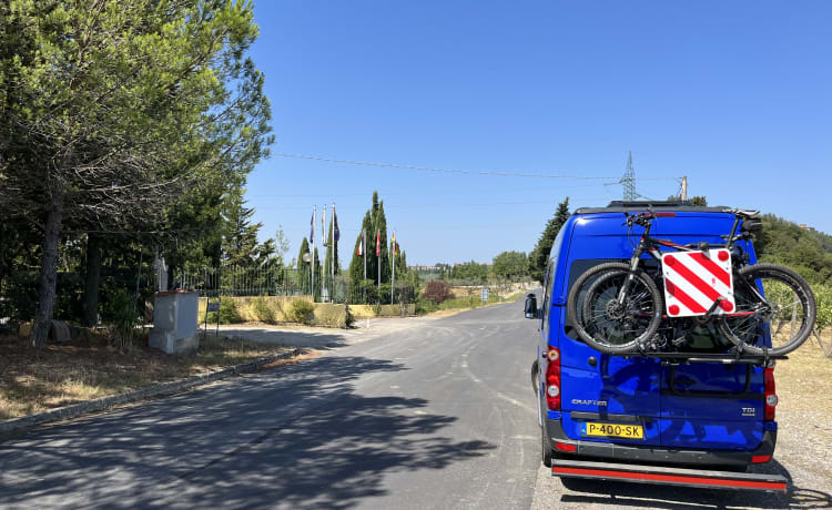 Buscamper met hefdak en fietsendrager 