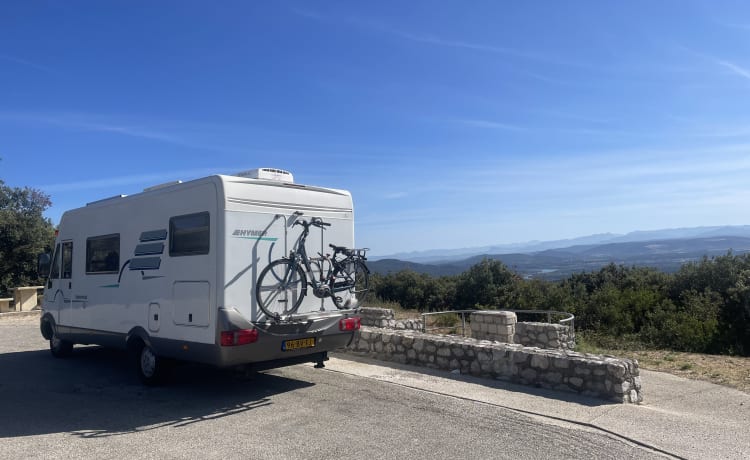 Wonderful 6 person Hymer B644 integral camper XXL garage