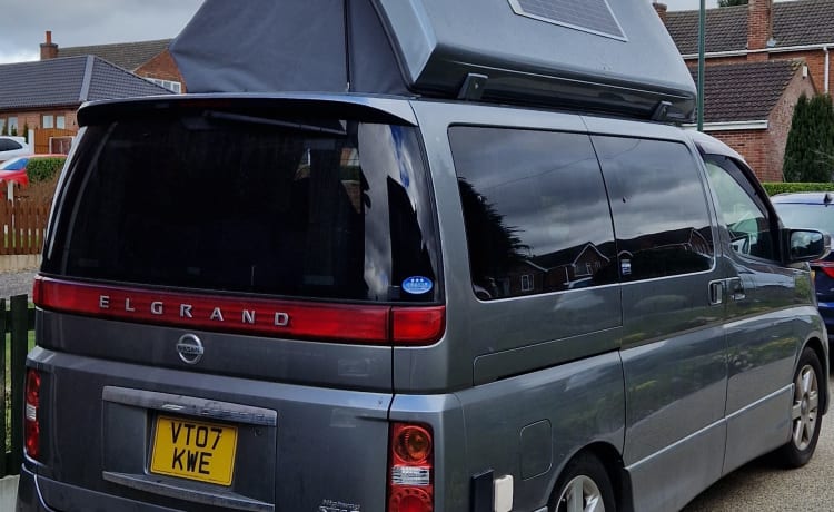 El – 2/3 berth Nissan Elgrand campervan with pop up roof