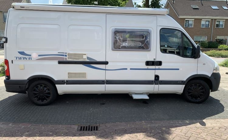 2p Adria Twin buscamper uit 2007 met zonnepaneel