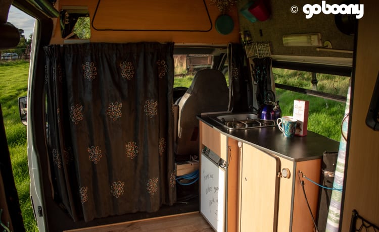 Een prachtige zelf geconverteerde campervan. Ideaal voor zomer- en winterhuur