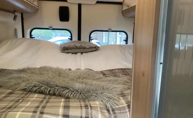 Our van  – Adria Sunliving camper met 2 slaapplaatsen. Zeer lage kilometerstand