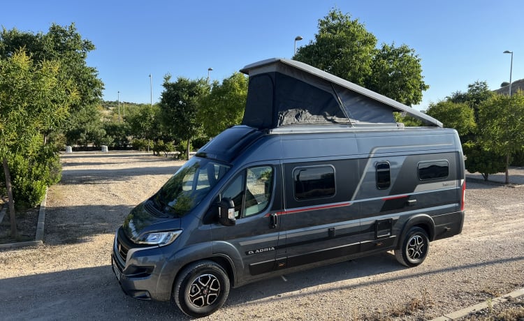 Adria – Camping-car Adria SuperDeLuxe 4 personnes (2024) à Madrid