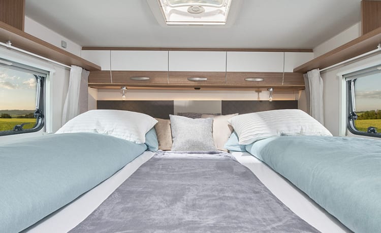 Carado T448 (nieuw bj 2023) – Handgeschakeld - Zeer luxe camper lengtebedden -  Volledig uitgerust