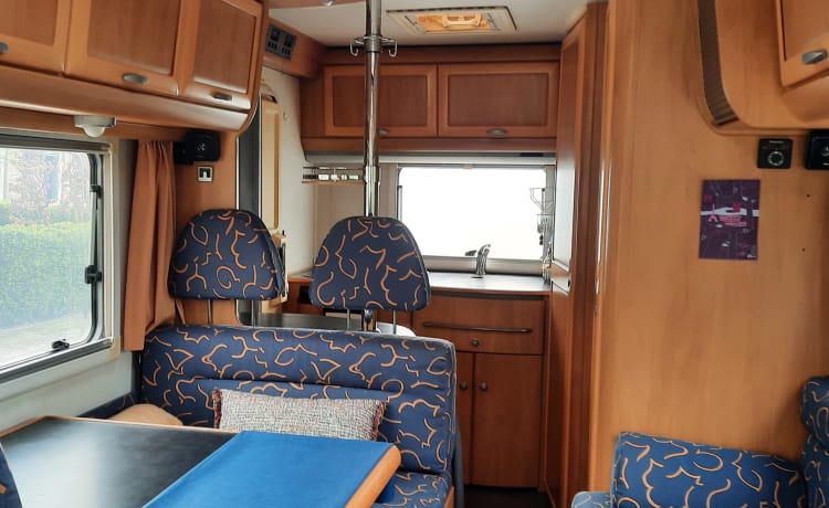 El Carasol – L'Hymer B544 5 personnes aime rencontrer les voyageurs qui souhaitent profiter du calme et de la tranquillité