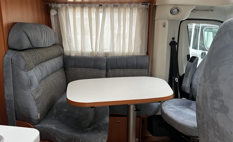 Guusje – Hymer met lengte bedden super luxe camper 