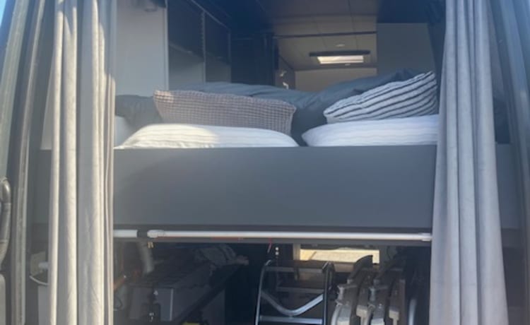 attractive spacious 2-person camper bus