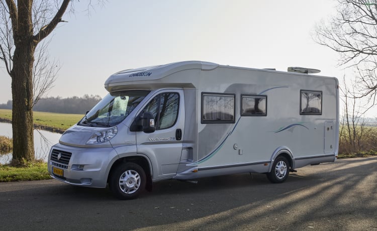 Nog vrij van 19 tot 30 aug – Beautiful self-sufficient Chausson camper with queen bed  