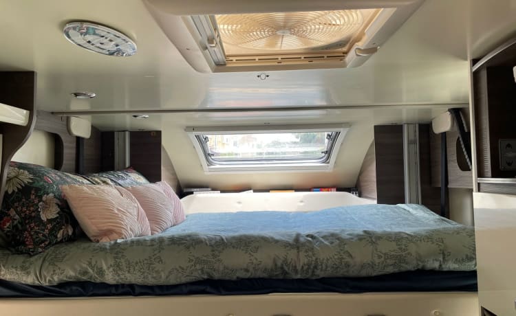 4p 2018 McLouis 473g Carat semi-integrated with pull-down bed