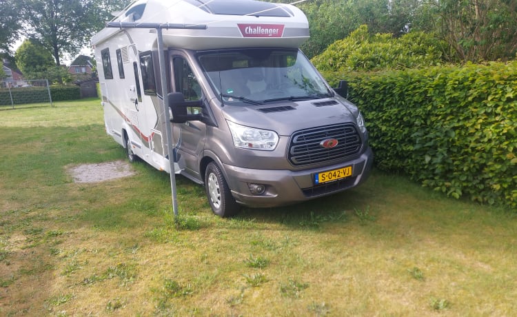 Queen Challenger – 4p Chausson Challenger with queen bed 2016