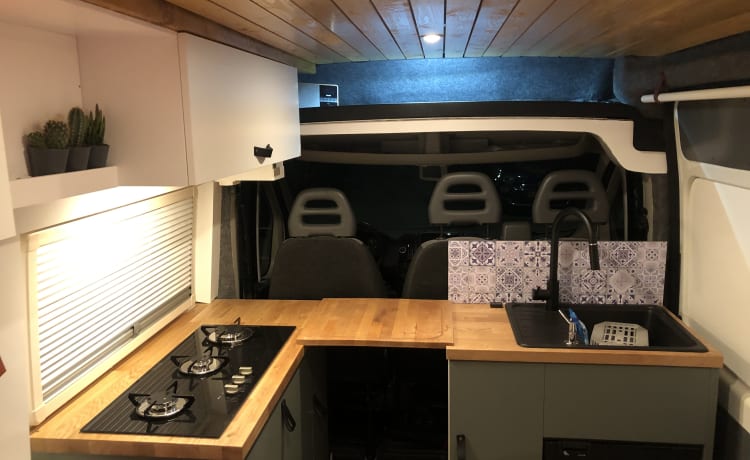 Peus – Avontuurlijke off-grid camper met nieuw interieur 2023