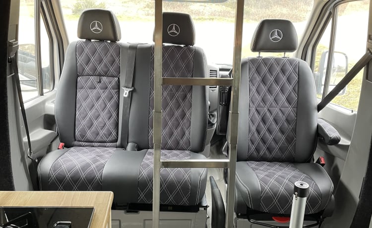 Jim – 'Jim' Luxe Mercedes Sprinter Expedition Campervan Pop-up dak 5 slaapplaatsen
