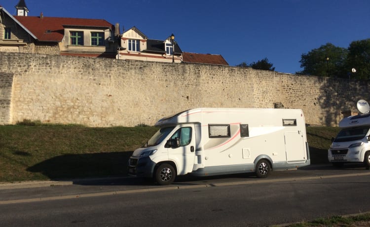 Familien-Wohnmobil wartet auf Familie, um gemeinsam Europa zu entdecken