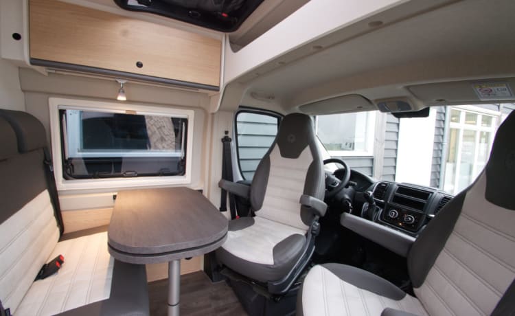 Camping-car Sunlight Bus Automatique à partir de 2023, 4 personnes