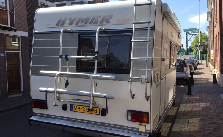 Camping-car alcôve Hymer pour 5 personnes.