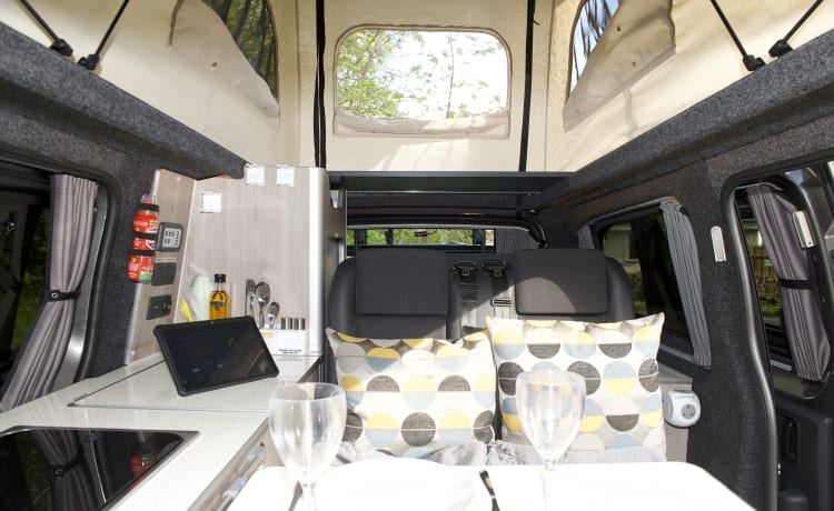 The Lomond – Camping-car électrique de luxe pour des aventures durables (chargement inclus)