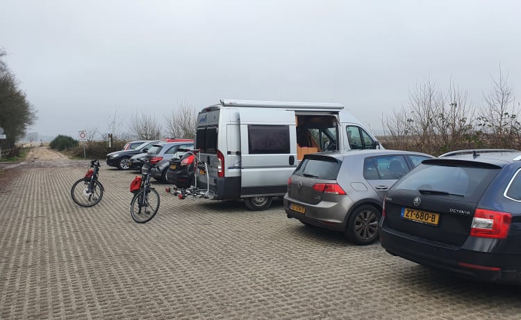 Camping-car compact avec de nombreux extras utiles