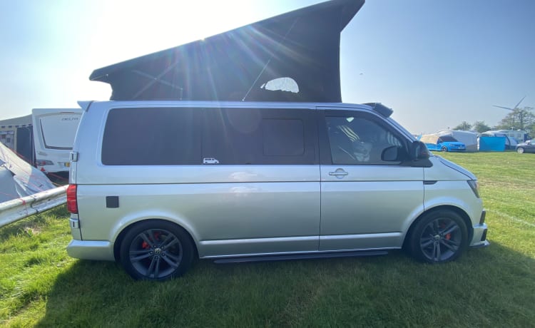 Jack – Stylish 4 berth Volkswagen Transporter Campervan 