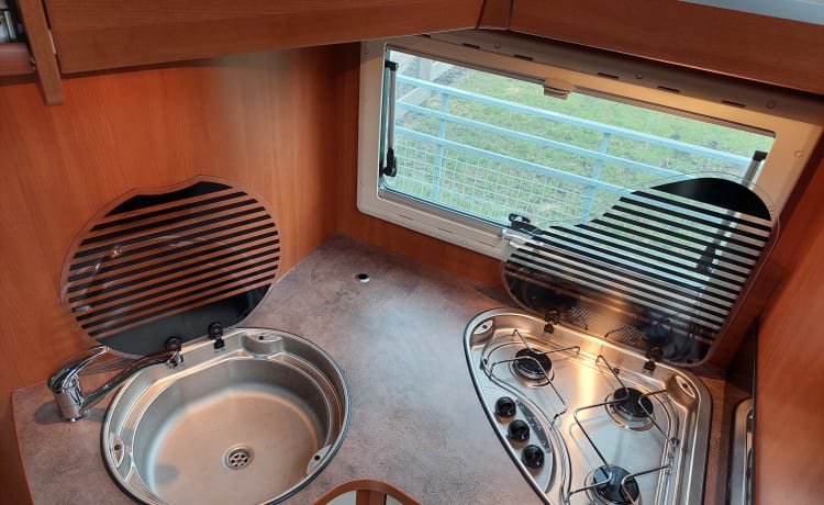 Campie  – Wonderfully spacious 6p camper with XXL garage 