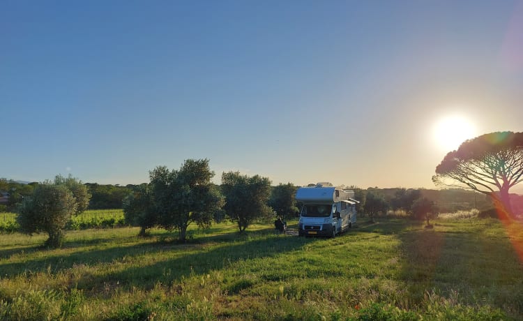 Camper familiare di lusso pronto per viaggi meravigliosi