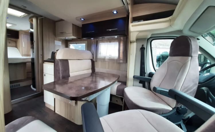 CI X-TIL – Hele luxe 4 persoons camper met queensbed en hefbed, veel bergruimte