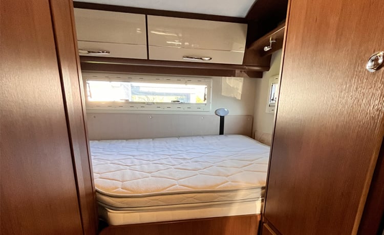 4p Luxe & ruime halfintegraal camper uit 2014