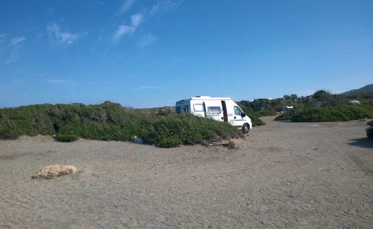 camping-car compact avec de nombreuses fonctionnalités