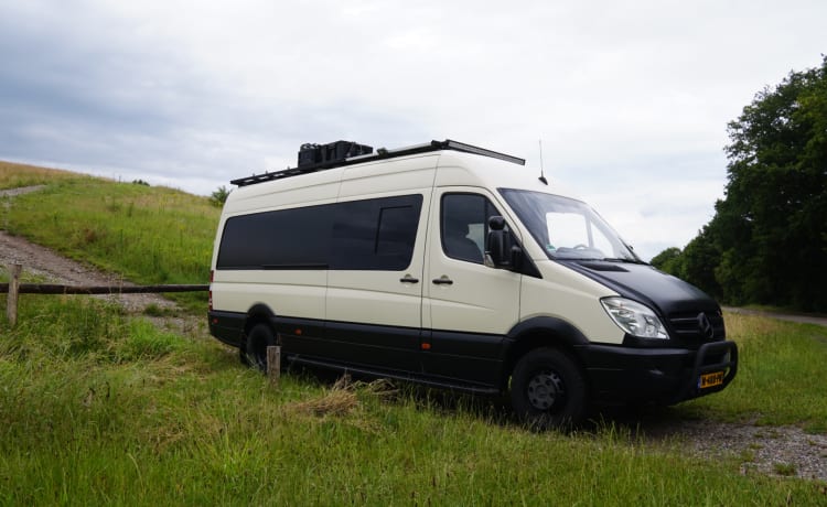 Mercedes-Benz Sprinter Adventure Camper 4 personnes