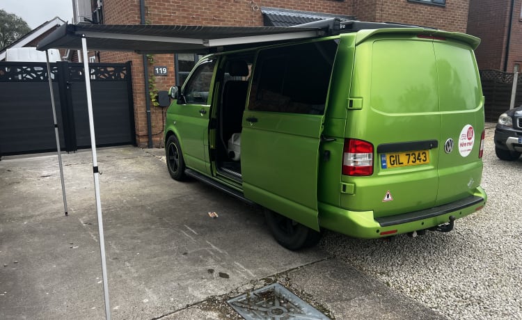 Opvallende VW T5.1 camper met 4 slaapplaatsen