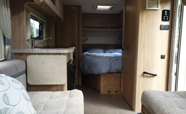 Mooie, moderne, stijlvolle 4-persoons camper te huur!