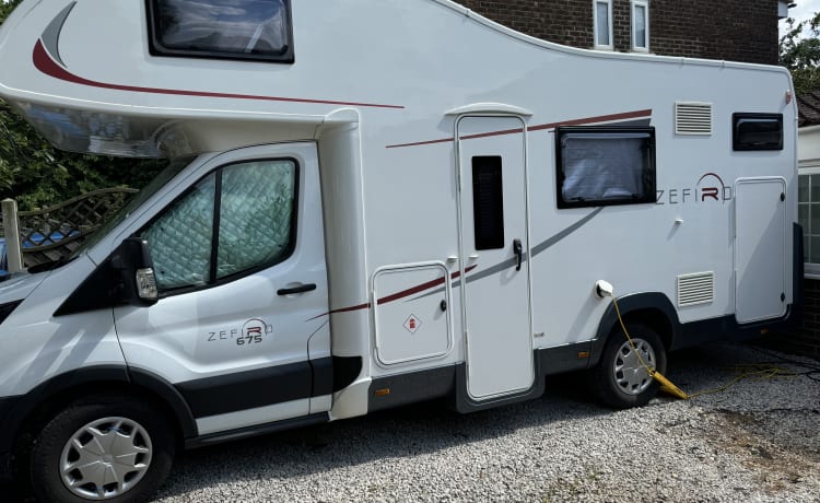 The Escape Pod – Comfortable and modern family Rollerteam motorhome for fun holidays