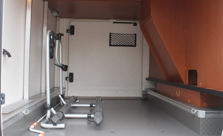 Hairpin crawler – Luxurious spacious family camper with plenty of storage space