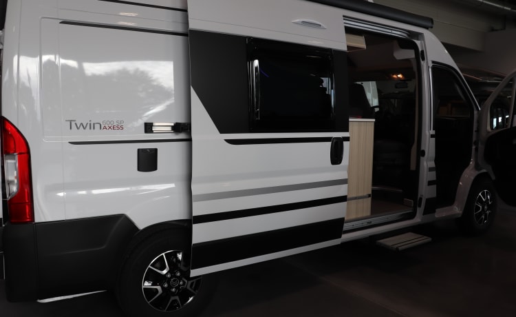 Roadhouse camperverhuur naam Surfer House – Nieuwe buscamper Adria Mobil 2023