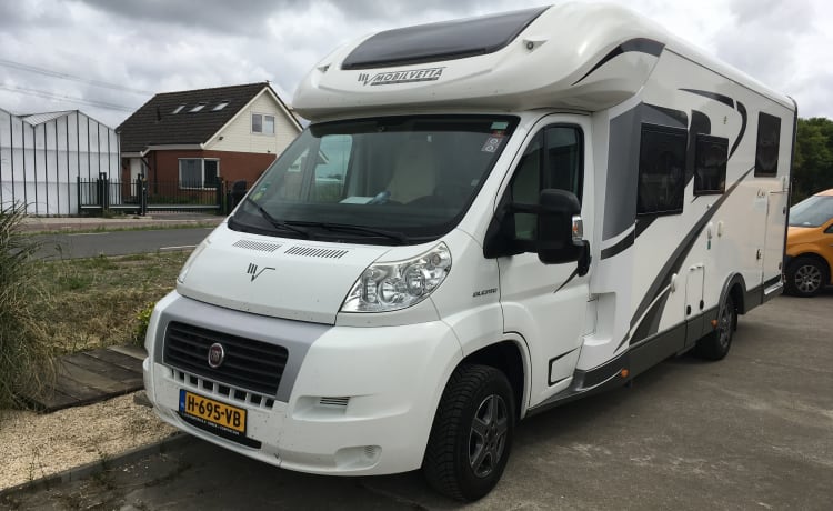 Schöner Camper mit dem idealsten Layout, parken Sie Ihr Auto kostenlos drinnen