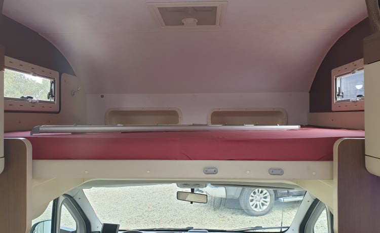 RollerTeam2 – Luxury Rollerteam camper, 5 belts and lots of storage space, fully furnished