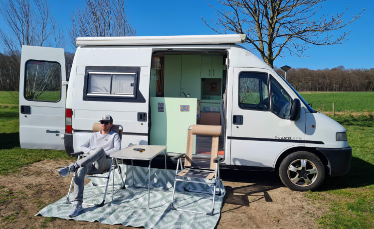 Rudi – Camping-car Fiat Ducato idéalement meublé et confortable