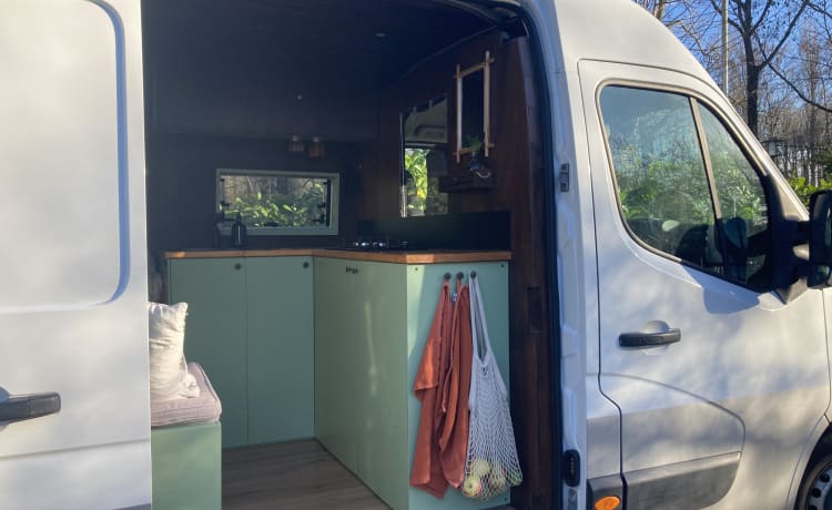 Ed – Stylish self-built camper L3H2