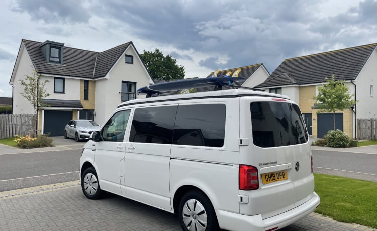 Quicksilver  – Witte VW T6 met vier slaapplaatsen.