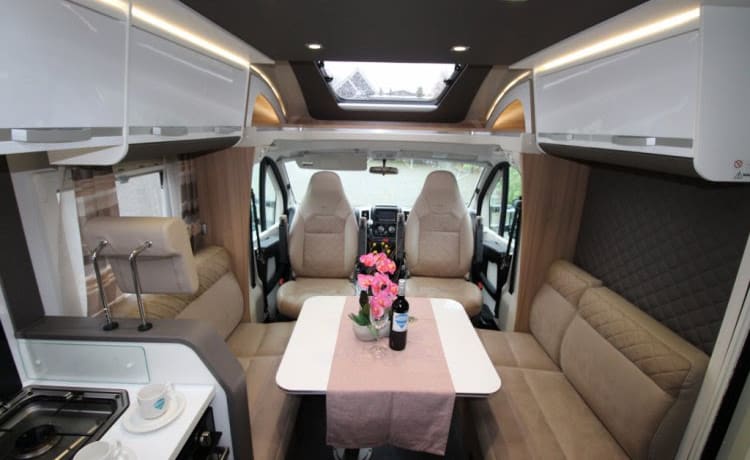 Luxe 4-Persoons Adria Camper - automaat, fietslift en tweepersoons bed