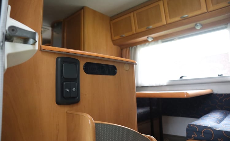 Hymer fiat 230  – 6 pers Hymer integrated uit 2000