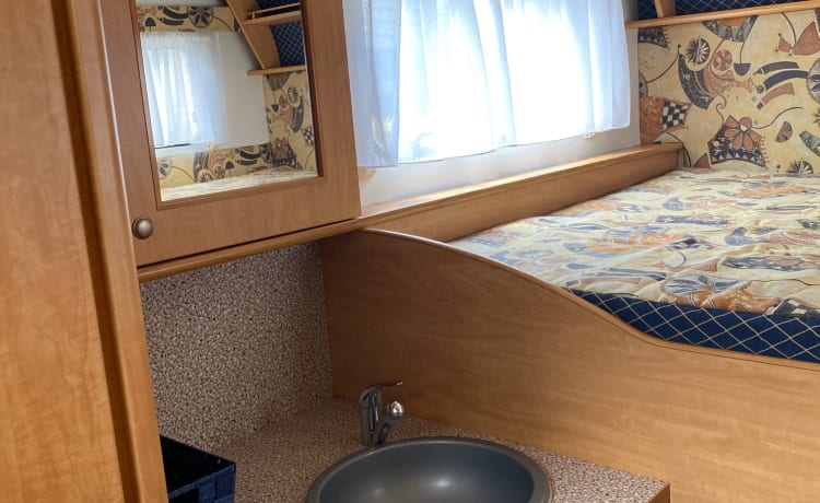 Beautiful 6-person camper, fully equipped!