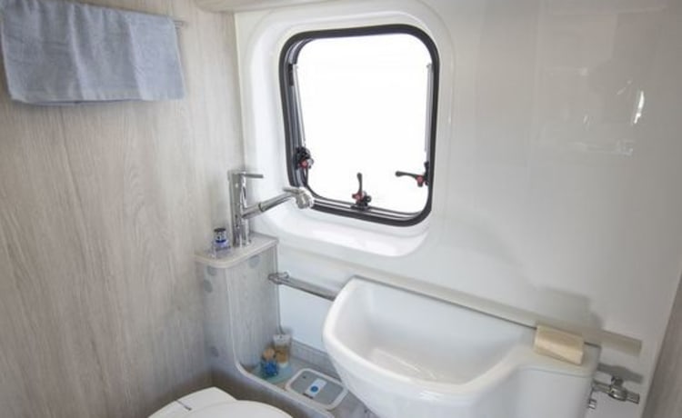 Jessie – Jessie, Camperbus Roller Team 4P, agréable et compact et pourtant luxueux, douche et toilettes