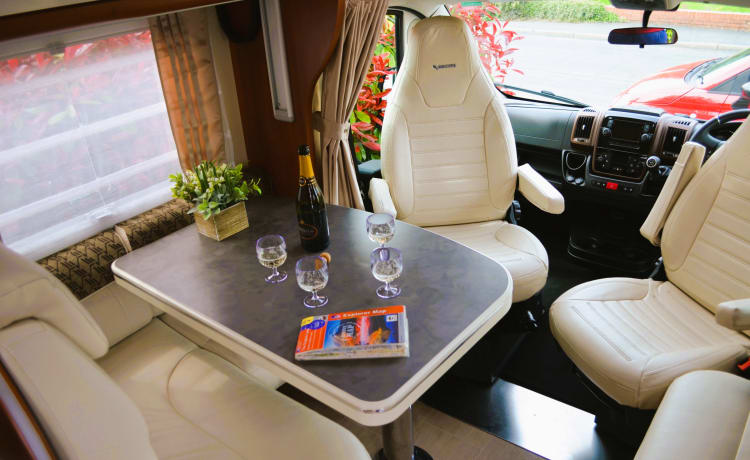 Clyde – 2020 4-Bett-Van, ideal für jede Familie / jedes Paar, die einen luxuriösen Roadtrip suchen