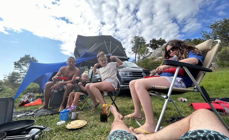 Rooftop party Van  – Happy 4 person Volkswagen party Van. 