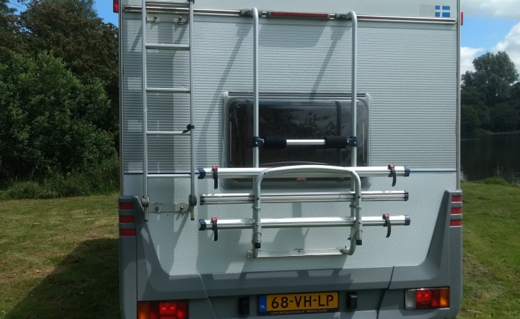 6 persoons gezinscamper te huur xxl garage dinette stapelbed sterke motor