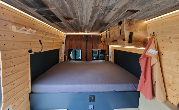 Tough 2 person bus camper - Off-grid