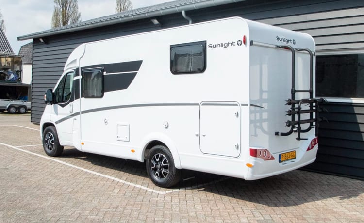 Luxe Sunlight V66 Adventure, semi-integrated camper