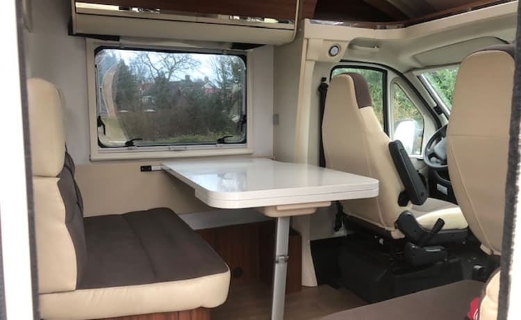 Camper Adria 2 per 4 persone completamente arredato, letti lunghi e letto basculante