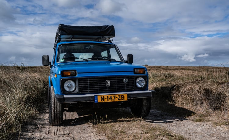 Pjotr – Lada Niva 4x4 with roof tent