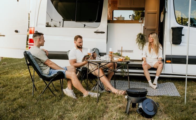 Luxe off-grid MB Sprinter met uniek interieur!